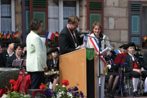 Bürgermeister Bernd Obst und Isabelle Briquet, rechts Elizabeth Eder